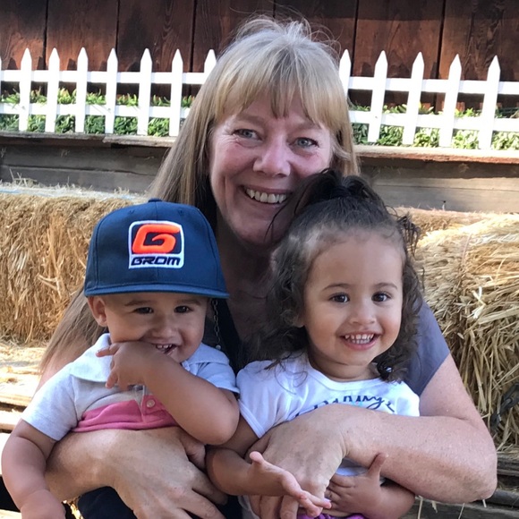 Meet your Posh Ambassador Flippin Fashion - Picture 1 of 4